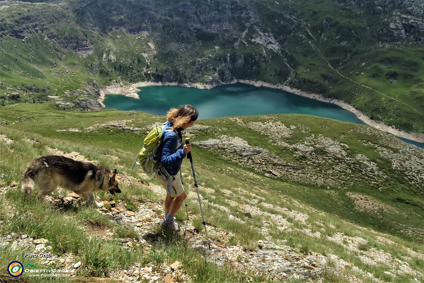 80 Ed ora in discesa su tracce e a vista verso i Laghi Gemelli.JPG